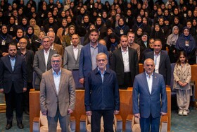 از راست- محسن حاجی‌میرزایی، رئیس دفتر رئیس‌جمهور، مسعود پزشکیان، رئیس‌جمهور و  محمدرضا ظفرقندی، وزیر بهداشت در مراسم بزرگداشت روز پرستار