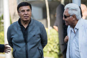 پرویز مظلومی در مراسم تشییع پیکر «اکبر کارگرجم»