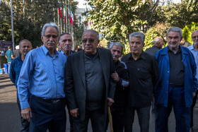 حسن روشن در مراسم تشییع پیکر «اکبر کارگرجم»