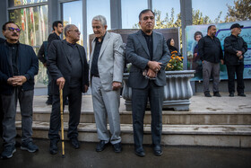 علی تاجرنیا در مراسم تشییع پیکر «اکبر کارگرجم»