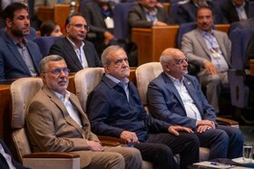 از راست- محسن حاجیمیرزایی، رئیس دفتر رئیسجمهور، مسعود پزشکیان، رئیسجمهور و  محمدرضا ظفرقندی، وزیر بهداشت در مراسم بزرگداشت روز پرستار