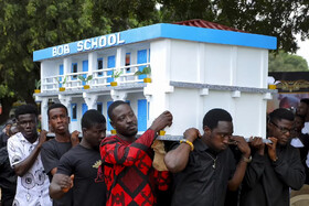 در این کشور مردگان را در «بطری‌، کفش و هواپیما» دفن می‌کنند