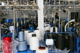 از نخ تا نقش؛ روایت دست‌های هنرمند لتگاهی‌ها در جشنواره جوراب