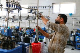 از نخ تا نقش؛ روایت دست‌های هنرمند لتگاهی‌ها در جشنواره جوراب