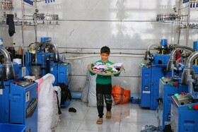 از نخ تا نقش؛ روایت دست‌های هنرمند لتگاهی‌ها در جشنواره جوراب