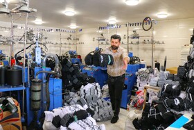 از نخ تا نقش؛ روایت دستهای هنرمند لتگاهیها در جشنواره جوراب