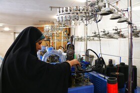 از نخ تا نقش؛ روایت دست‌های هنرمند لتگاهی‌ها در جشنواره جوراب