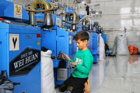 از نخ تا نقش؛ روایت دست‌های هنرمند لتگاهی‌ها در جشنواره جوراب