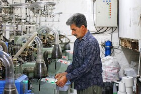 از نخ تا نقش؛ روایت دست‌های هنرمند لتگاهی‌ها در جشنواره جوراب