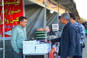 از نخ تا نقش؛ روایت دستهای هنرمند لتگاهیها در جشنواره جوراب