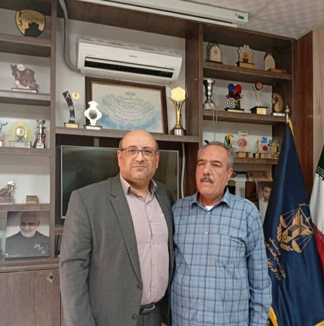 محمدامین خوارزمی (راست) و مدیر کل حفاظت محیط زیست استان محیطبان کرمانی پس از ۳ سال حبس آزاد شد