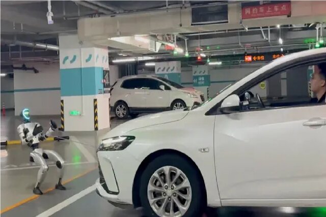 ربات انسان‌نمای چینی یک خودروی ۱.۵ تنی را کشید