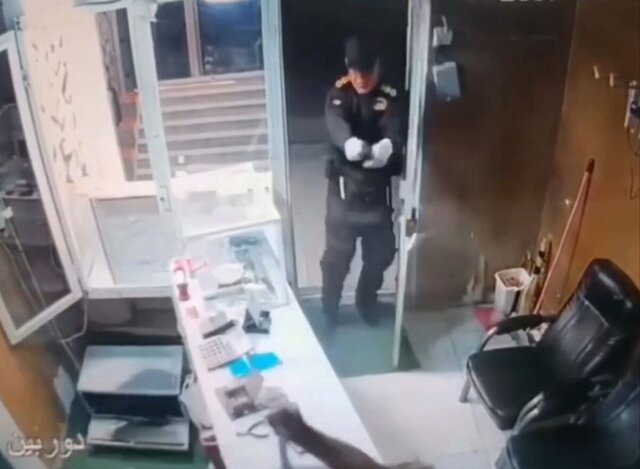 توضیح یک مقام قضایی درباره فیلم سرقت از طلافروشی با لباس پلیس/ سارق دستگیر شده است