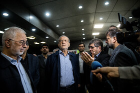 مسعود پزشکیان، رئيس جمهور و اسکندر مومنی، وزیر کشور در بازدید از خطوط راه آهن حومهای استان تهران