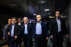 مسعود پزشکیان، رئيس جمهور و اسکندر مومنی، وزیر کشور در بازدید از خطوط راه آهن حومهای استان تهران