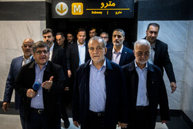 مسعود پزشکیان، رئيس جمهور و اسکندر مومنی، وزیر کشور در بازدید از خطوط راه آهن حومهای استان تهران