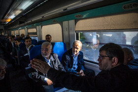 مسعود پزشکیان، رئيس جمهور، اسکندر مومنی، وزیر کشور در بازدید از خطوط راه آهن حومه‌ای استان تهران