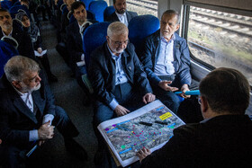 مسعود پزشکیان، رئيس جمهور، اسکندر مومنی، وزیر کشور و محمدصادق معتمدیان، استاندار تهران در بازدید از خطوط راه آهن حومهای استان تهران