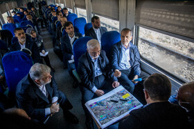 مسعود پزشکیان، رئيس جمهور، اسکندر مومنی، وزیر کشور و محمدصادق معتمدیان، استاندار تهران در بازدید از خطوط راه آهن حومهای استان تهران