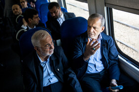 مسعود پزشکیان، رئيس جمهور و اسکندر مومنی، وزیر کشور در بازدید از خطوط راه آهن حومه‌ای استان تهران