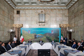 مسعود پزشکیان، رئيس جمهور، محسن حاجی‌میرزایی، رئيس دفتر رئيس جمهور و اسکندر مومنی، وزیر کشور در نشست توسعه راهبردی قطار‌های حومه‌ای و منطقه‌ای راه‌ آهن 