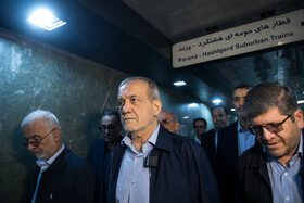 مسعود پزشکیان، رئيس جمهور و اسکندر مومنی، وزیر کشور در بازدید از خطوط راه آهن حومه‌ای استان تهران