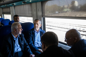 مسعود پزشکیان، رئيس جمهور و اسکندر مومنی، وزیر کشور در بازدید از خطوط راه آهن حومه‌ای استان تهران