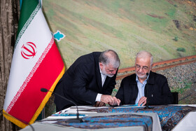 اسکندر مومنی، وزیر کشور و محمّدصادق معتمدیان، استاندار تهران در نشست توسعه راهبردی قطارهای حومهای و منطقهای راه آهن