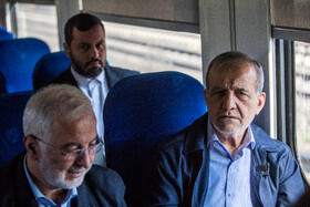 مسعود پزشکیان، رئيس جمهور و اسکندر مومنی، وزیر کشور در بازدید از خطوط راه آهن حومهای استان تهران