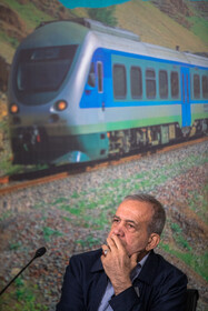 مسعود پزشکیان، رئيس جمهور در نشست توسعه راهبردی قطارهای حومهای و منطقهای راه آهن