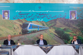 مسعود پزشکیان، رئيس جمهور، محسن حاجی‌میرزایی، رئيس دفتر رئيس جمهور و اسکندر مومنی، وزیر کشور در نشست توسعه راهبردی قطار‌های حومه‌ای و منطقه‌ای راه‌ آهن 