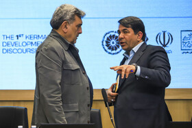 پیروز حناچی، شهردار پیشین تهران و محمد علی طالبی، استاندار در اولین رویداد گفتمان توسعه کرمان