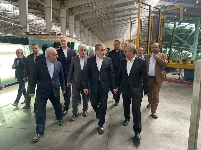 بازدید «عراقچی» از کارخانه شیشه آذر بازدید عراقچی از کارخانه شیشه آذر