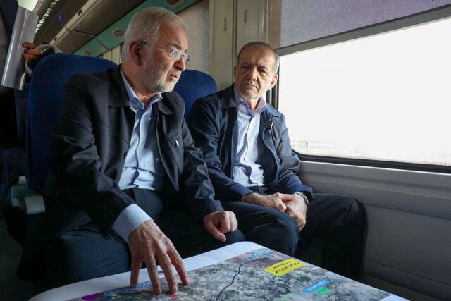 بازدید پزشکیان از خطوط راه آهن حومه ای استان تهران بازدید پزشکیان از خطوط راه آهن حومه ای استان تهران