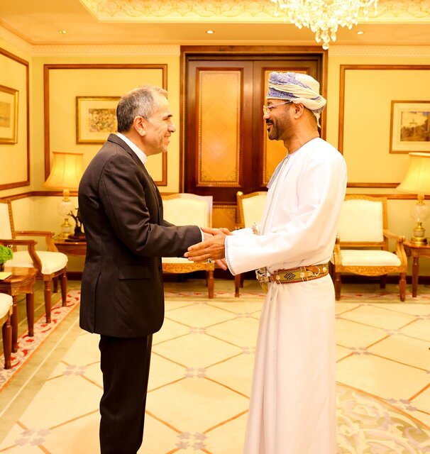 رایزنی تخت‌روانچی با وزیر خارجه عمان درباره مسائل دوجانبه و منطقه‌ای