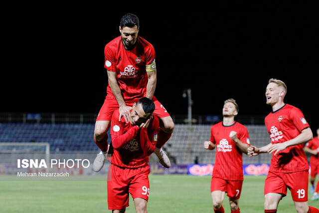 سبک جدید لیزر اندازی تماشاگران در تبریز/ باکیچ، برنامه حسین‌زاده را بهم ریخت