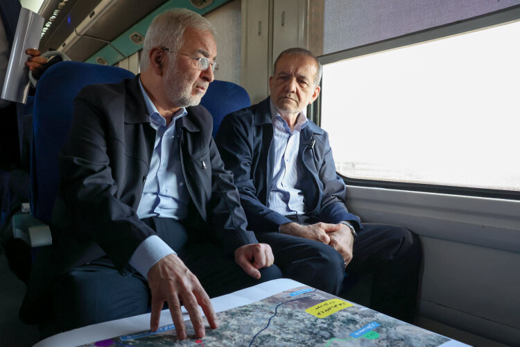 بازدید پزشکیان از خطوط راه آهن حومه ای استان تهران بازدید پزشکیان از خطوط راه آهن حومه ای استان تهران