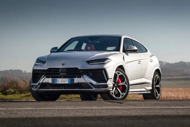 لامبورگینی ۲۶۵ هزار یورویی، هدیه لاکچری رونالدو به پسر ۱۵سالهاش