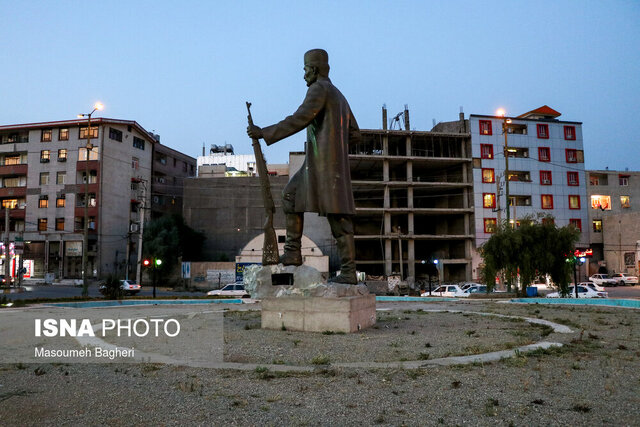 مجسمه علی مردان خان بختیاری واقع در فلکهی پنج بنگله. علی مردان خان از سرداران بزرگ ایل بختیاری است. سریال «شیرعلی مردان خان» در مسیر ساخت