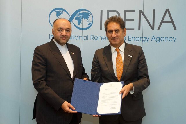 سفیر ایران در امارات،استوار نامه خود را به مدیرکل «آیرنا»تسلیم کرد سفیر ایران در امارات استوارنامه خود را به مدیرکل «آیرنا» تسلیم کرد