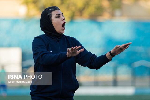 زمین چمن مجموعه کوثر کرمانشاه ۱۰ سال است رها شده/ اولویت را به فوتبال آقایان می‌دهند