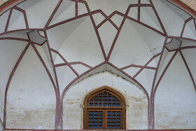 اثرات فرونشست در طاق‌های بیرونی بازار میدان نقش‌جهان اصفهان