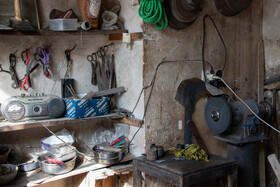 خشکسالی طولانی‌مدت، برداشت‌های بی‌رویه آب از سفره‌های زیرزمینی و همچنین حذف جریان آب رودخانه زاینده‌رود از دل شهر، را از عواملی می‌دانند که باعث وقوع و شدت گرفتن فرونشست زمین در این شهر شده است.