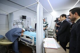 عیادت وزیر ورزش از کاظمی/ بوسه پدر بر دست صابر