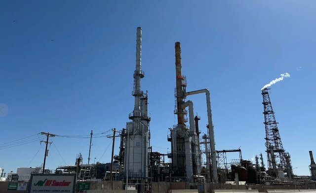 انفجار در یک پالایشگاه نفت در آمریکا و انتشار دود غلیظ