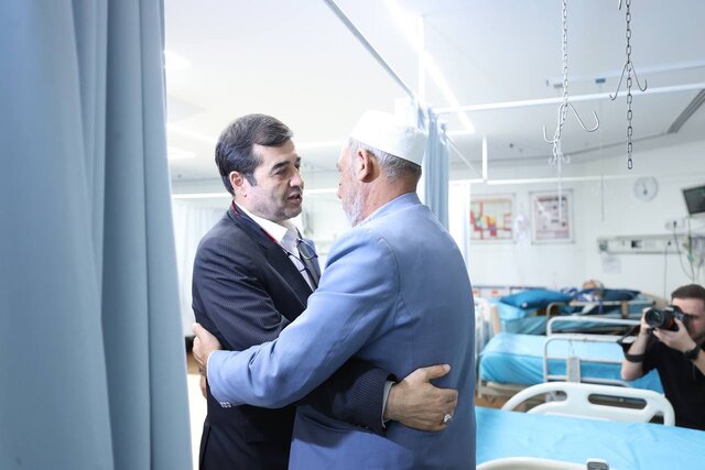 عیادت وزیر ورزش از کاظمی/ بوسه پدر بر دست صابر