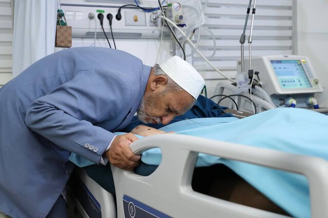 عیادت وزیر ورزش از کاظمی/ بوسه پدر بر دست صابر