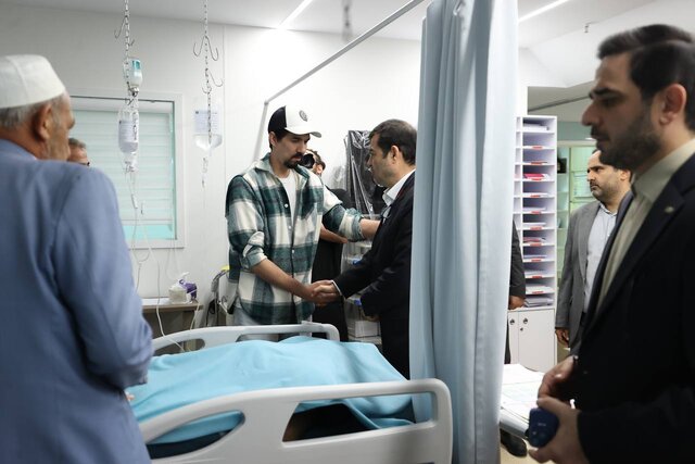 عیادت وزیر ورزش از کاظمی/ بوسه پدر بر دست صابر