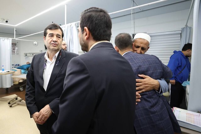 عیادت وزیر ورزش از کاظمی/ بوسه پدر بر دست صابر