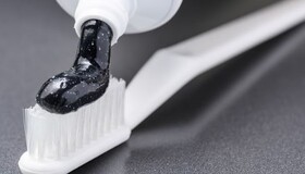 آیا خمیردندان‌ زغالی واقعا برای درخشندگی دندان موثر است؟